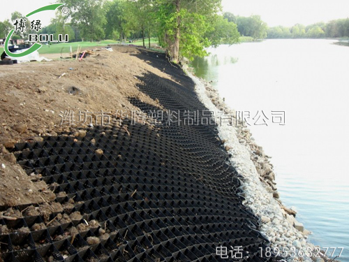 土工格室的張拉、裁剪和填料過程中的注意事項(xiàng)